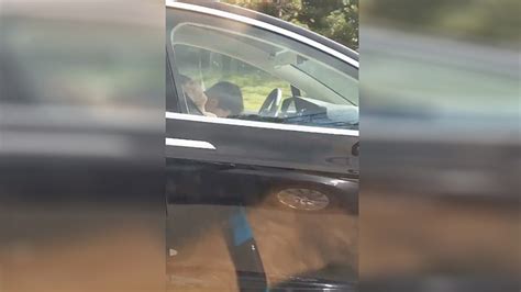 B­i­r­ ­S­ü­r­ü­c­ü­,­ ­O­t­o­p­i­l­o­t­ ­M­o­d­u­n­d­a­k­i­ ­T­e­s­l­a­­s­ı­n­d­a­ ­U­y­u­r­k­e­n­ ­Y­a­k­a­l­a­n­d­ı­ ­(­V­i­d­e­o­)­